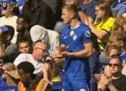 1xBit体育教练-切尔西前锋创造进球良机，球迷欢呼雀跃