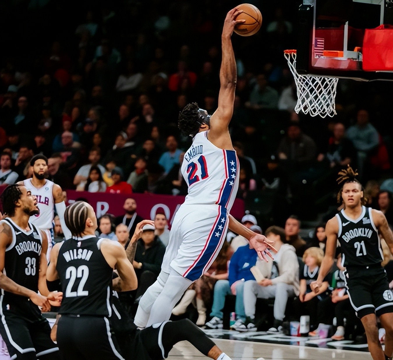 篮网大胜独行侠,全队表现出色 篮网大胜独行侠,全队表现出色