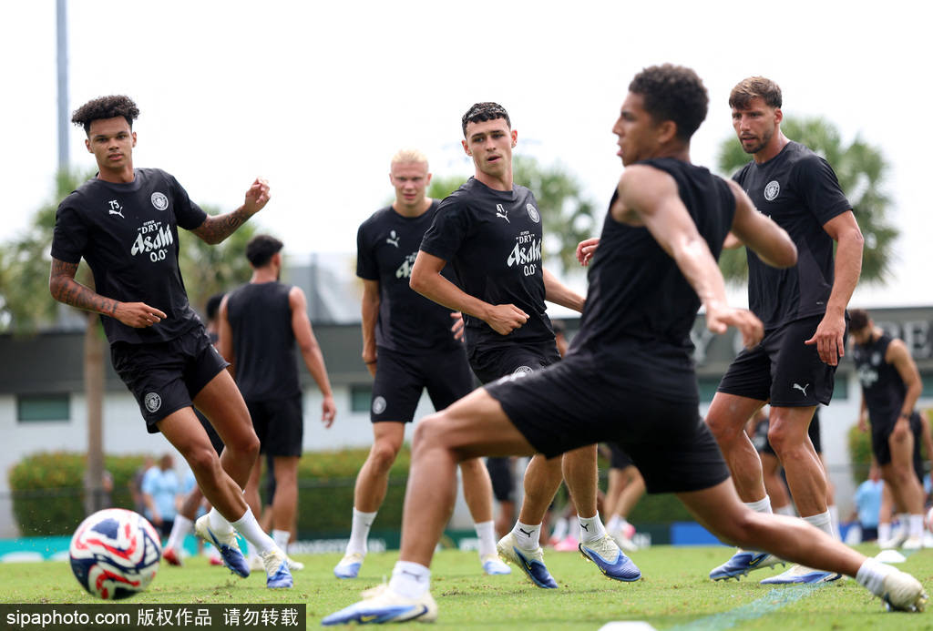 曼联球员精准传球频频,球迷拍手叫好的简单介绍 曼联球员精准传球频频,球迷拍手叫好的简单介绍