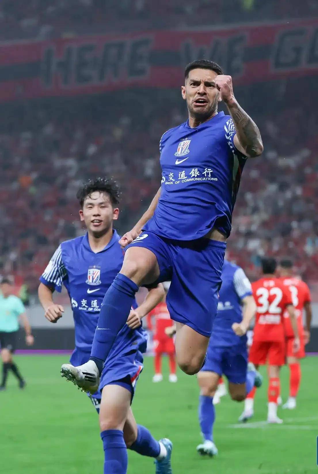 双雄对决，激烈比拼展现球员实力