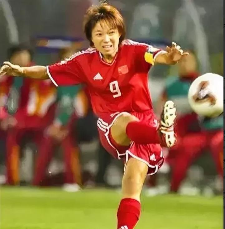 赛场上的风云变幻：女子足球队独领风骚的简单介绍