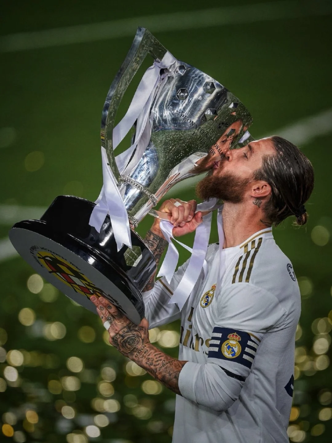 拉莫斯受伤告别球场,球迷泪目 拉莫斯受伤告别球场,球迷泪目