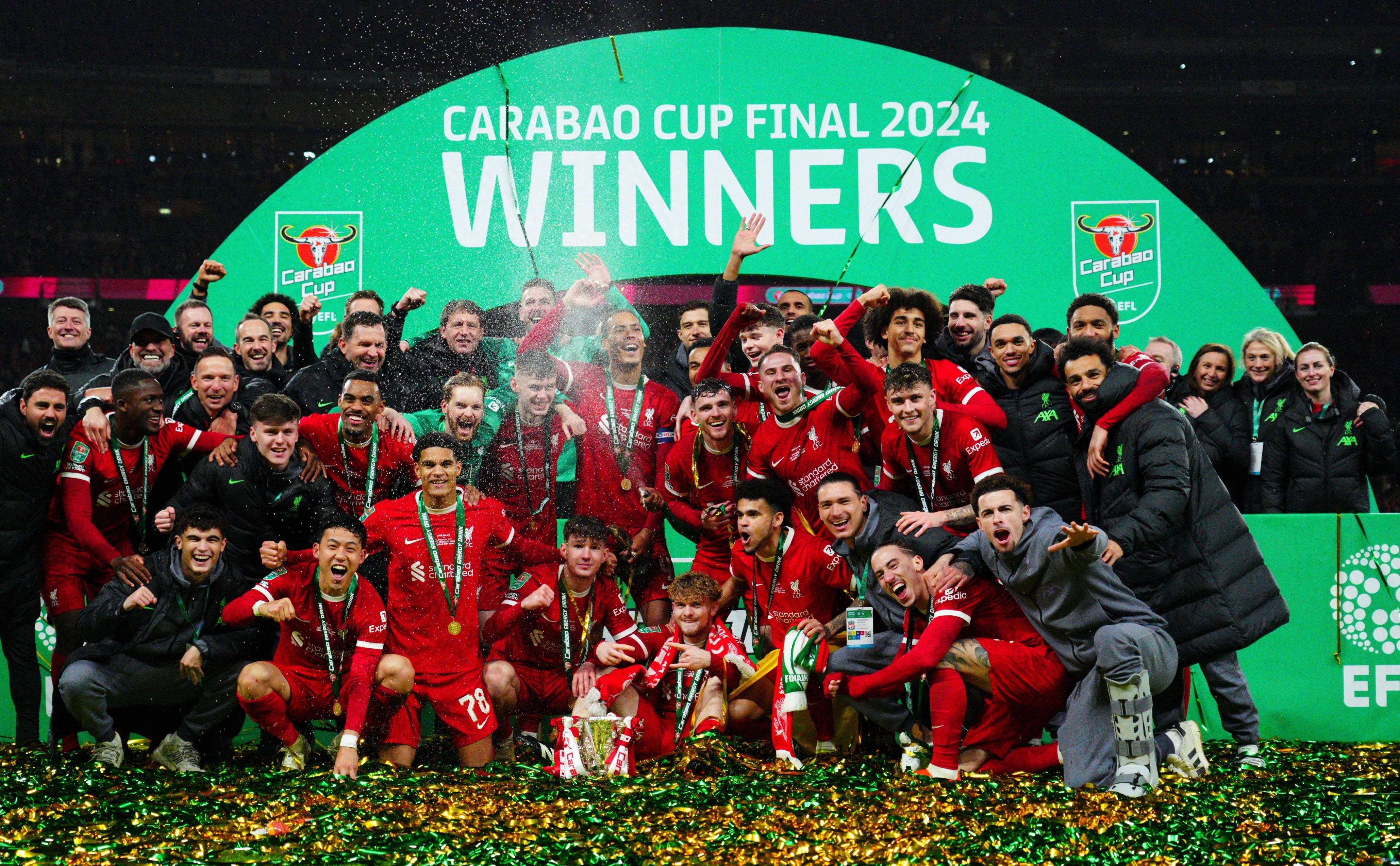 利物浦队获得英超冠军,队员欢呼欢庆 利物浦队获得英超冠军,队员欢呼欢庆