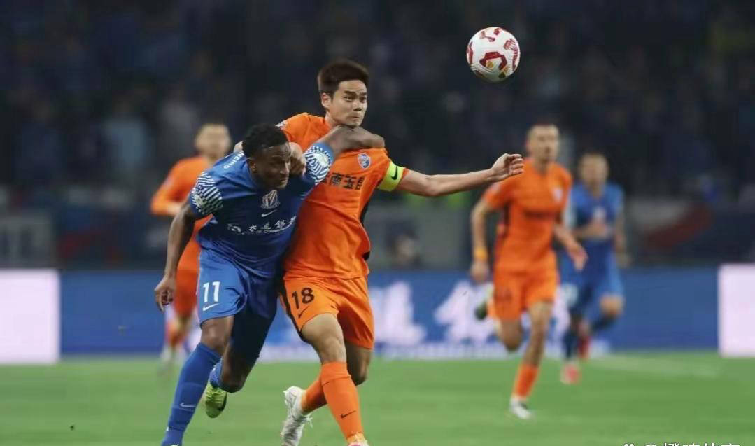 上海申花队员表现出色,赢得球迷赞誉 上海申花队员表现出色,赢得球迷赞誉