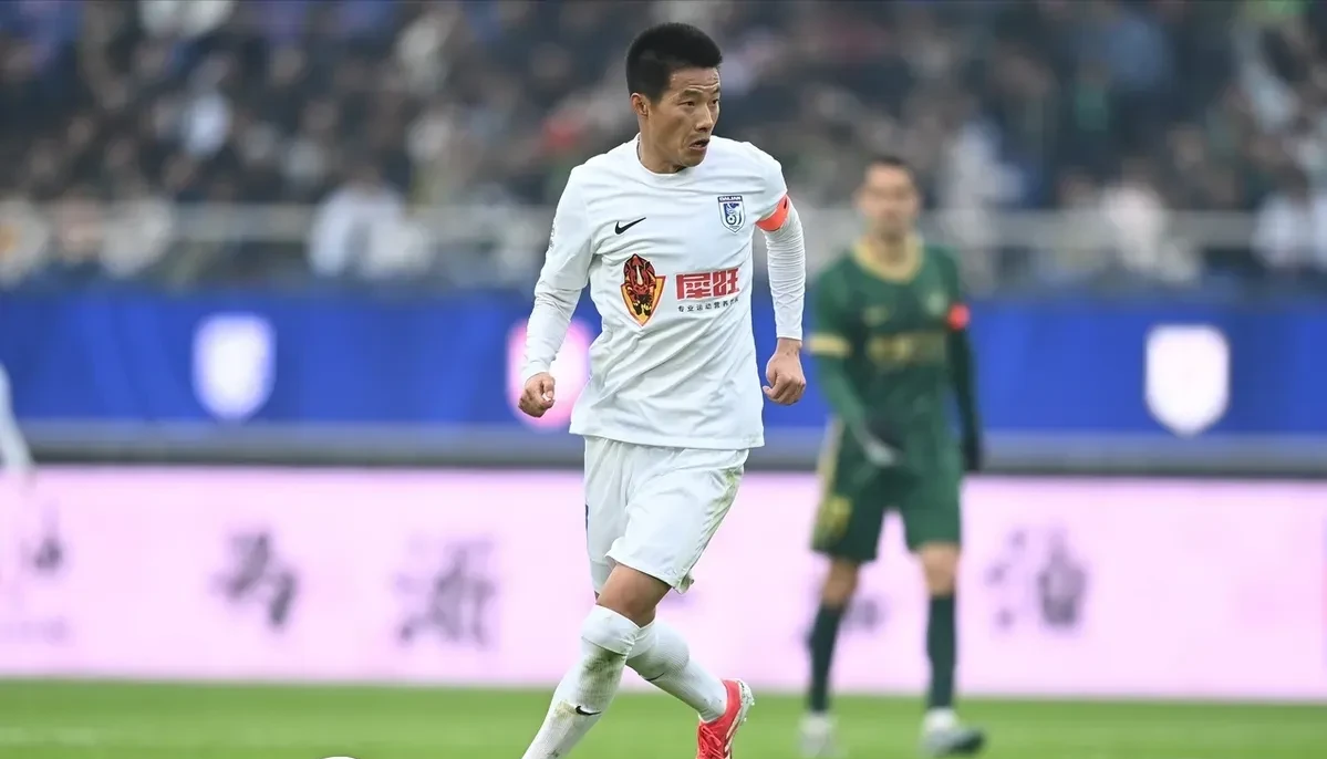 中超联赛球员表现不俗，技术娴熟