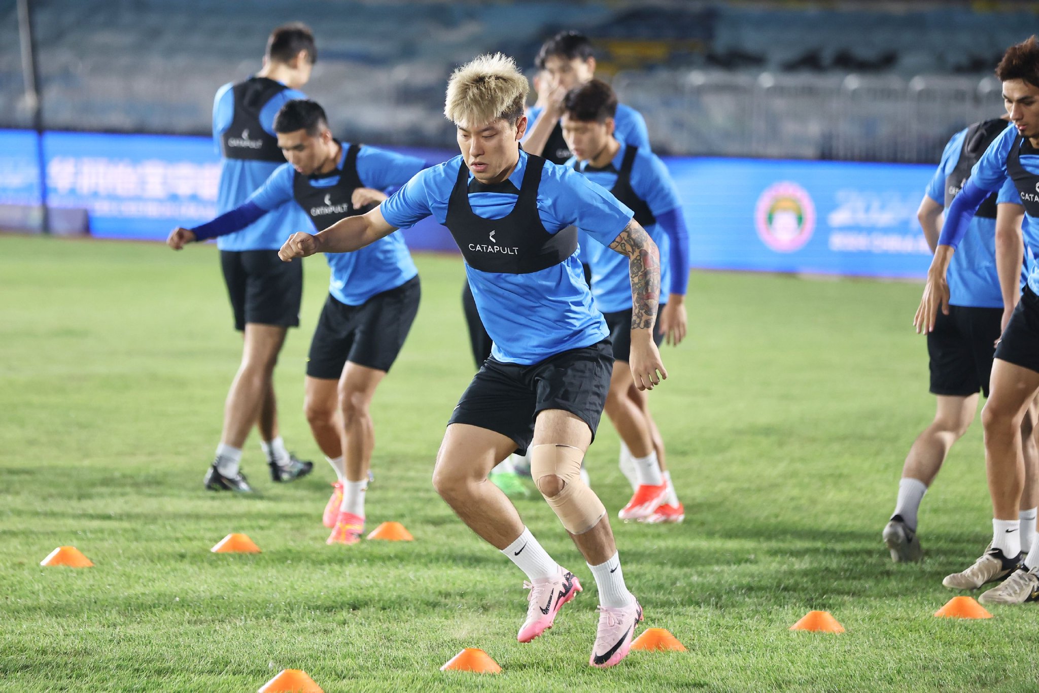 中超联赛球员表现不俗，技术娴熟