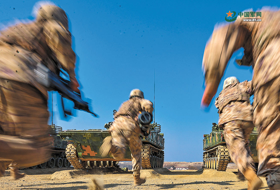 对手在比赛中采取突击战术试图扳回比分 对手在比赛中采取突击战术试图扳回比分