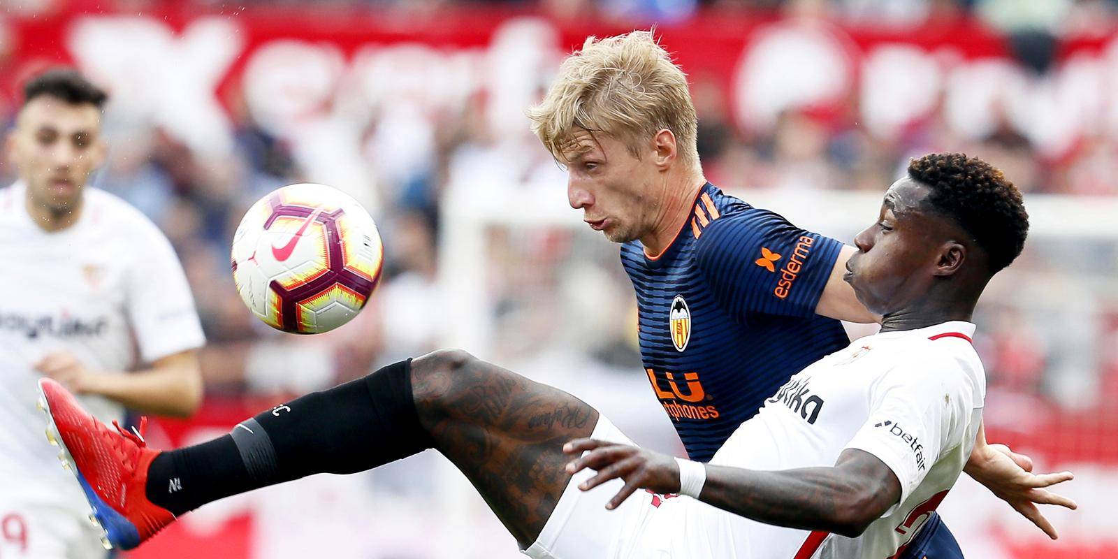 巴伦西亚主场告捷，力保联赛头名