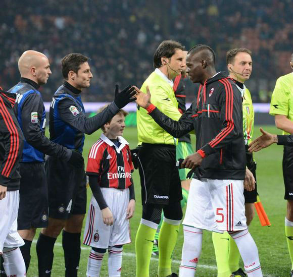 巴洛特利带伤出战，巴洛特利球迷为他加油打气的简单介绍