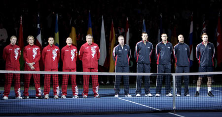 双方队员在场上你来我往，演绎出一场激情碰撞的简单介绍