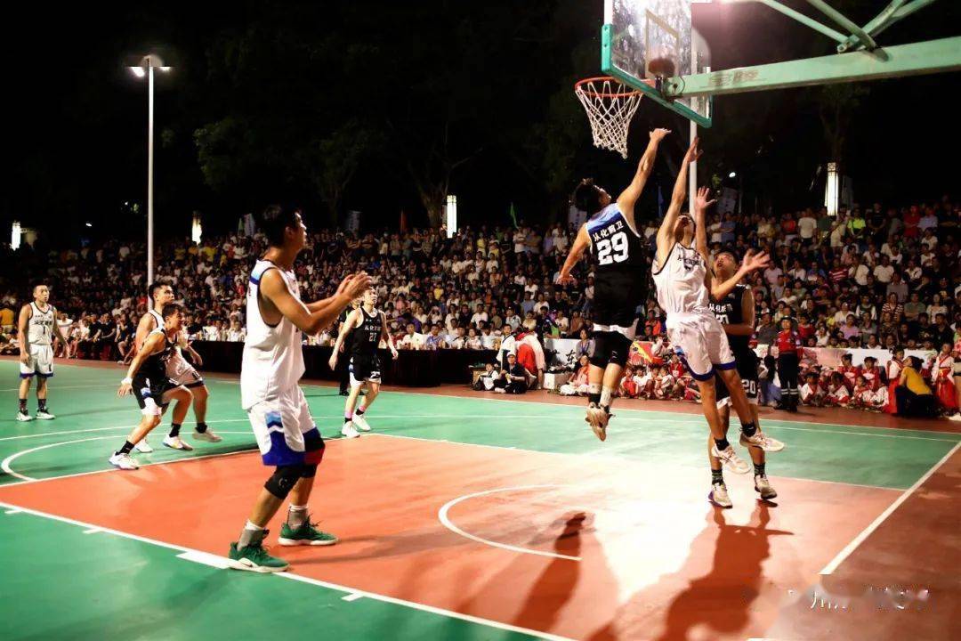 双方队员在场上你来我往，演绎出一场激情碰撞的简单介绍