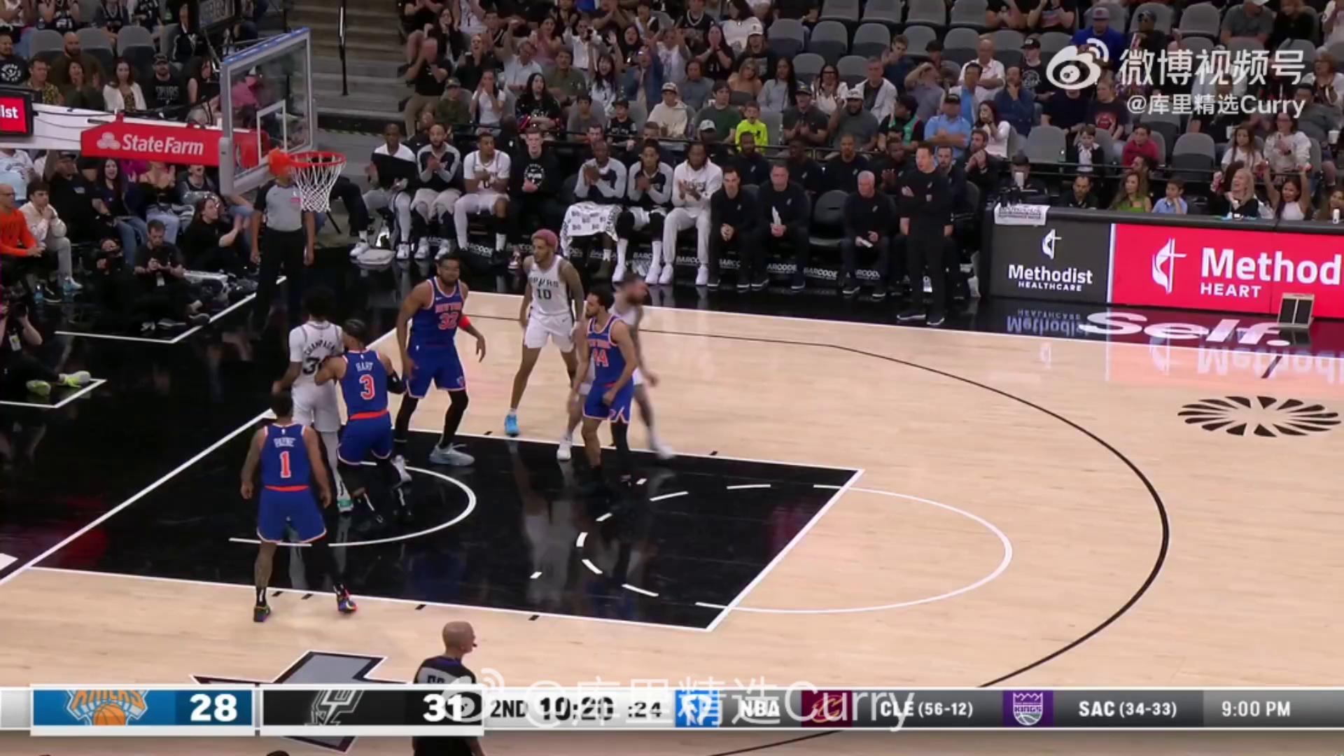 尼克斯新援表现出色,球队士气大振 尼克斯新援表现出色,球队士气大振