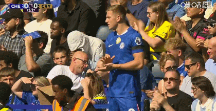 切尔西前锋创造进球良机，球迷欢呼雀跃