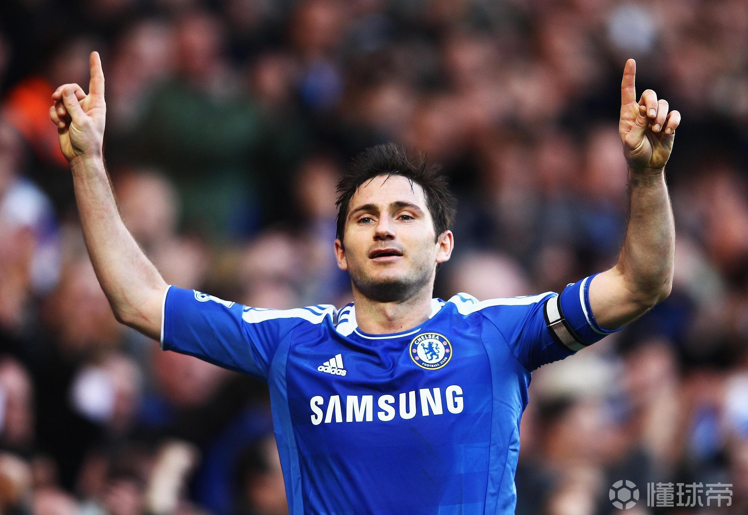 切尔西前锋创造进球良机，球迷欢呼雀跃