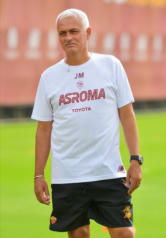 包含穆里尼奥赞扬球队团结一致，取得连胜的词条