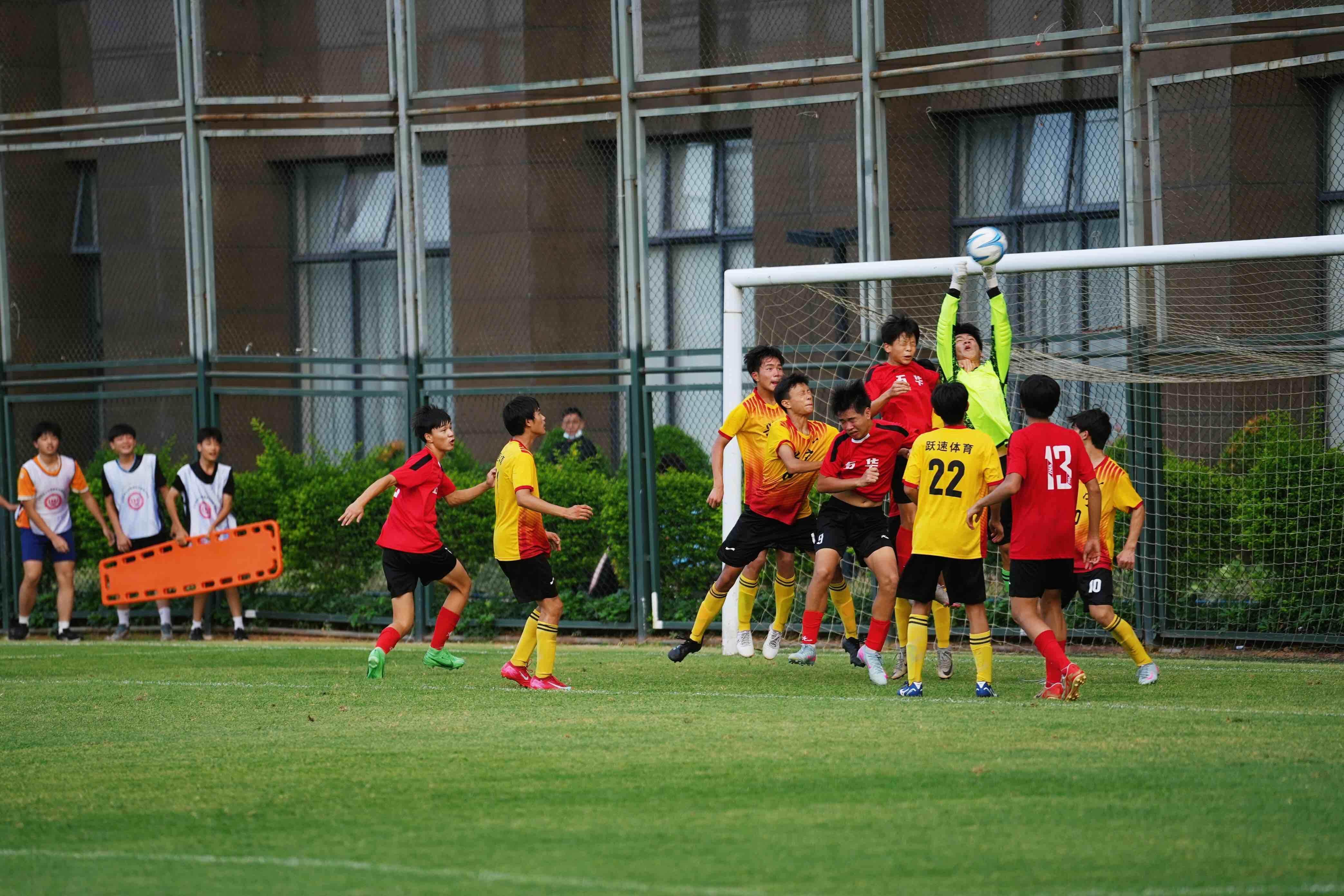 足球比赛中的扣人心弦时刻瞬间爆发 足球比赛中的扣人心弦时刻瞬间爆发