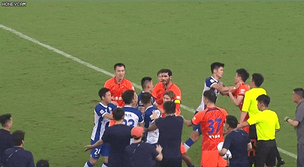 比赛犯规频繁，场面混乱不断