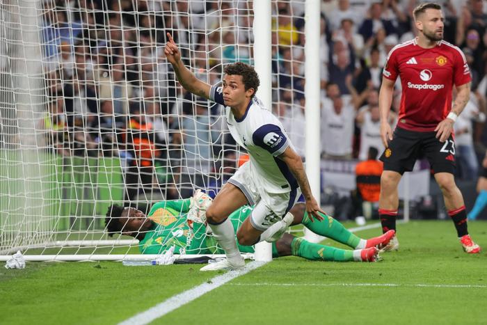 关于瓦伦西亚逆转热刺，成功晋级欧洲足球联赛半决赛的信息