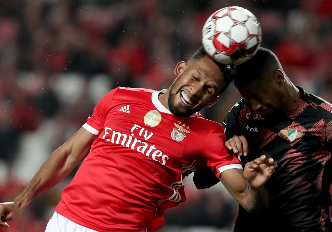 巴塞罗那队欧冠比赛中力争取胜