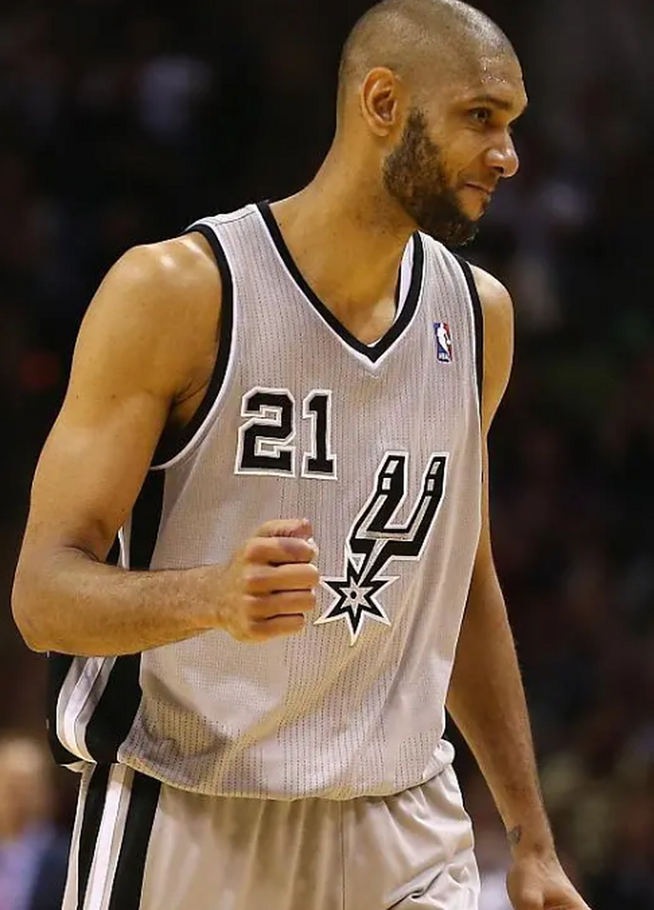 前马刺巨星邓肯入选名人堂，球队发布祝贺视频：“感谢你为马刺所做的一切！祝贺你”的简单介绍