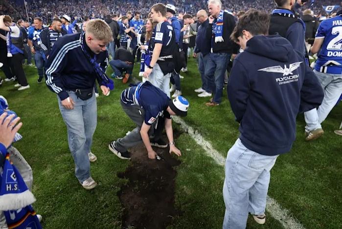 关于西汉姆主场欢呼一片，球队士气高昂的信息