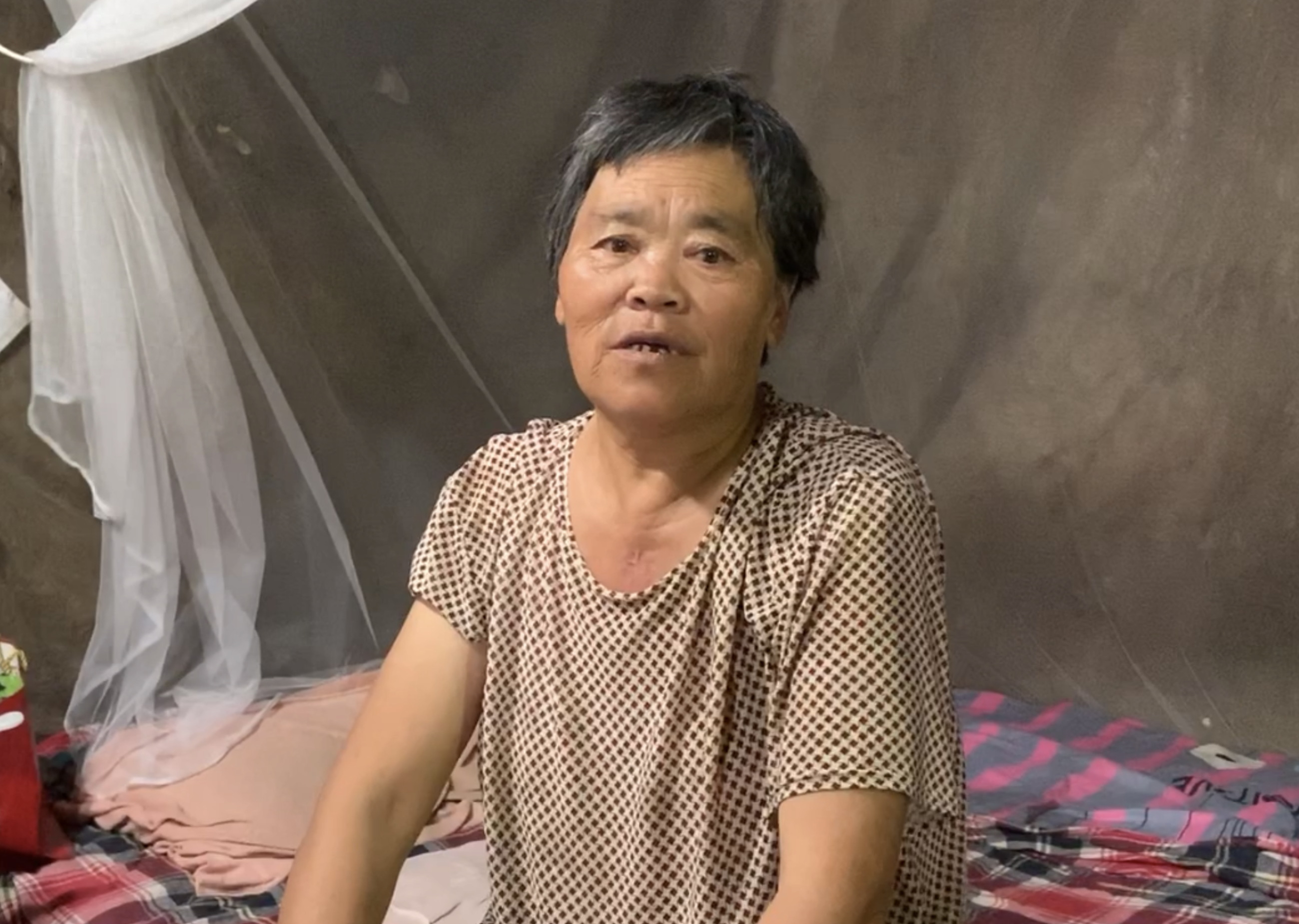 家人在远方紧张等待儿女的表现 家人在远方紧张等待儿女的表现