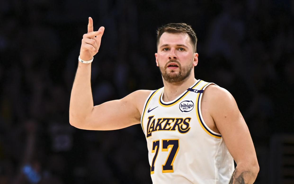 湖人大胜灰熊，浓眉抢眼表现！