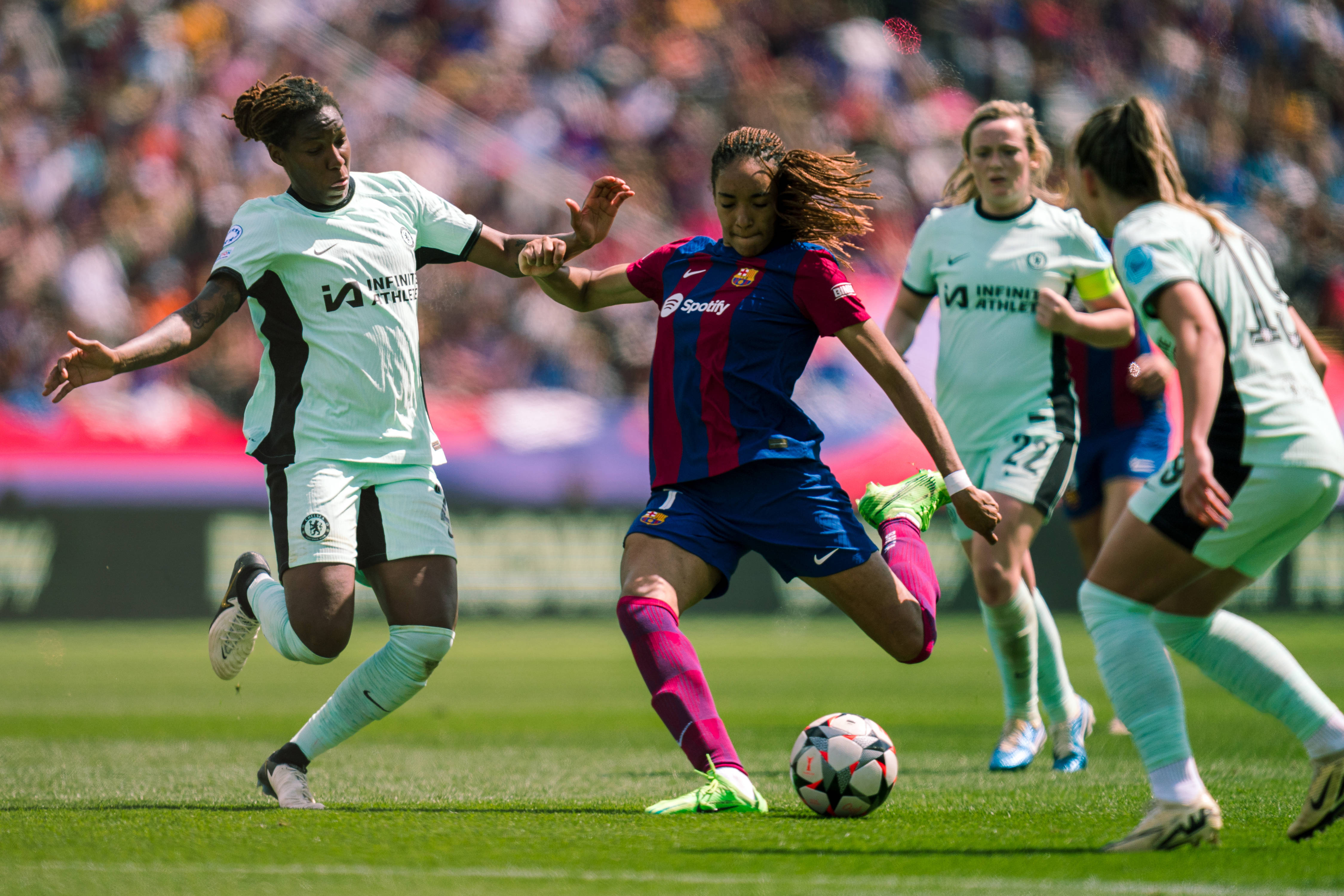 欧洲足球比赛进入关键时刻，双方斗智斗勇